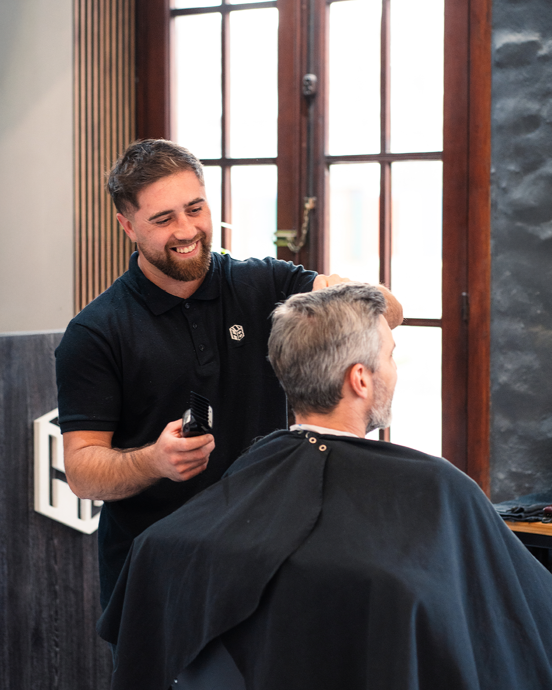Barbero de HairBox atendiendo a un cliente